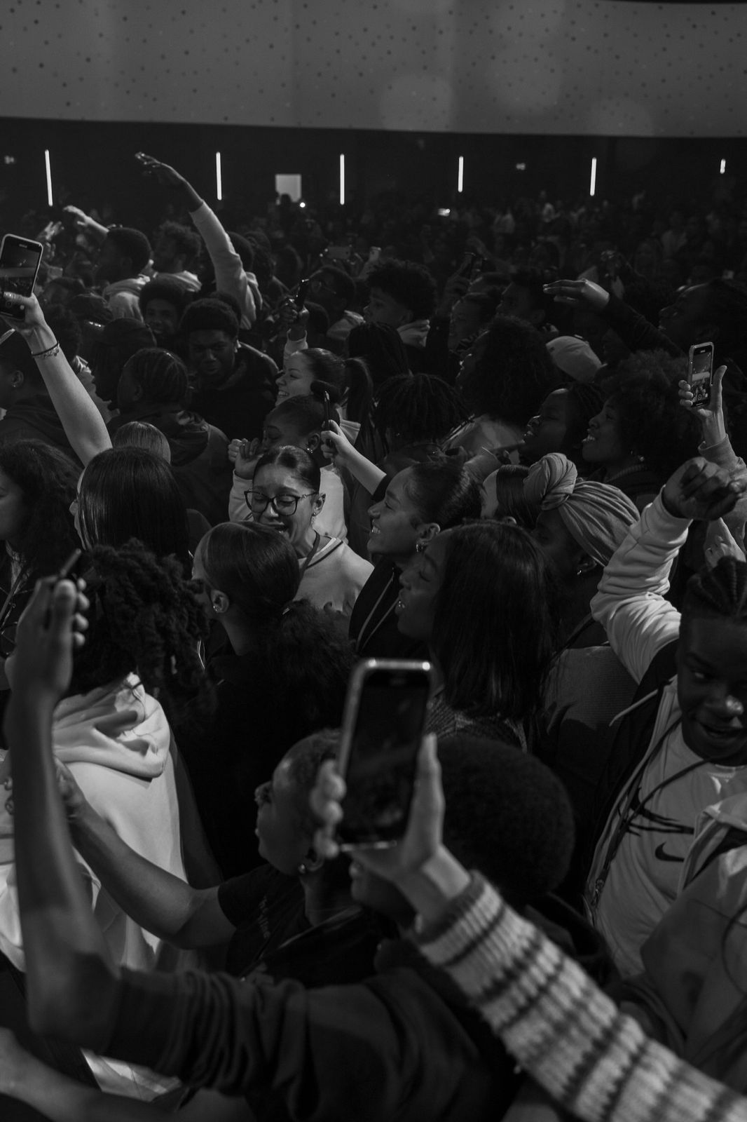 Une foule d’ados, téléphones levés, pendant une célébration PAJE Teens